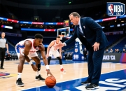 里昂助教指导球员技战术，备战下一场战役